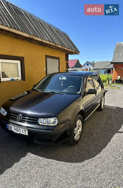 Хетчбек Volkswagen Golf 2001 в Рокитному