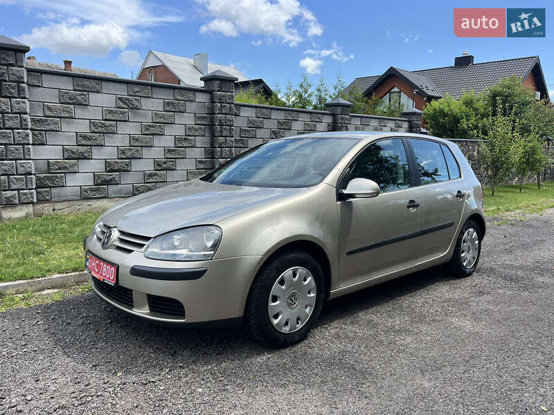 Хэтчбек Volkswagen Golf 2005 в  фото Хэтчбек Volkswagen Golf 2005 в