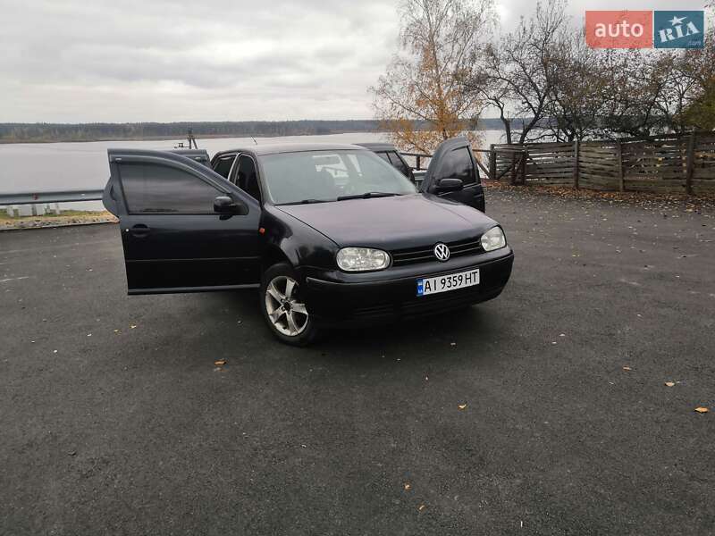 Хэтчбек Volkswagen Golf 1998 в  фото Хэтчбек Volkswagen Golf 1998 в