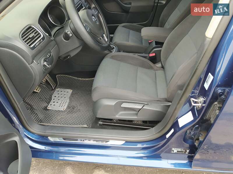 Универсал Volkswagen Golf 2012 в Казатине