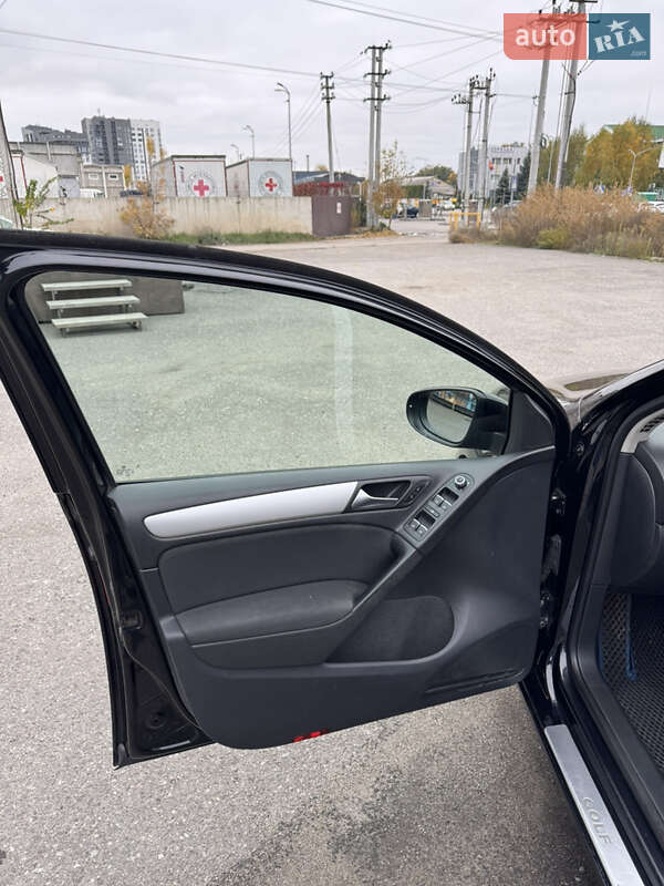 Хэтчбек Volkswagen Golf 2010 в Киеве
