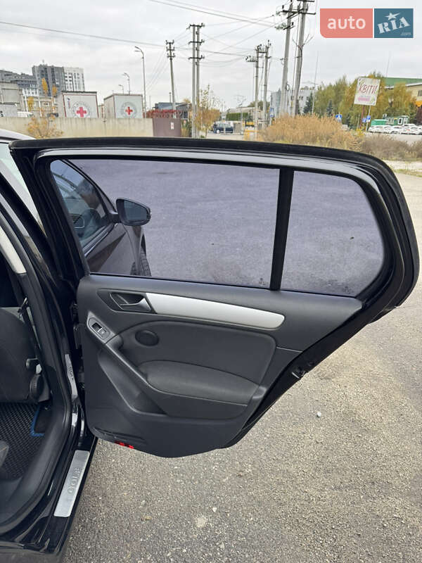 Хэтчбек Volkswagen Golf 2010 в Киеве