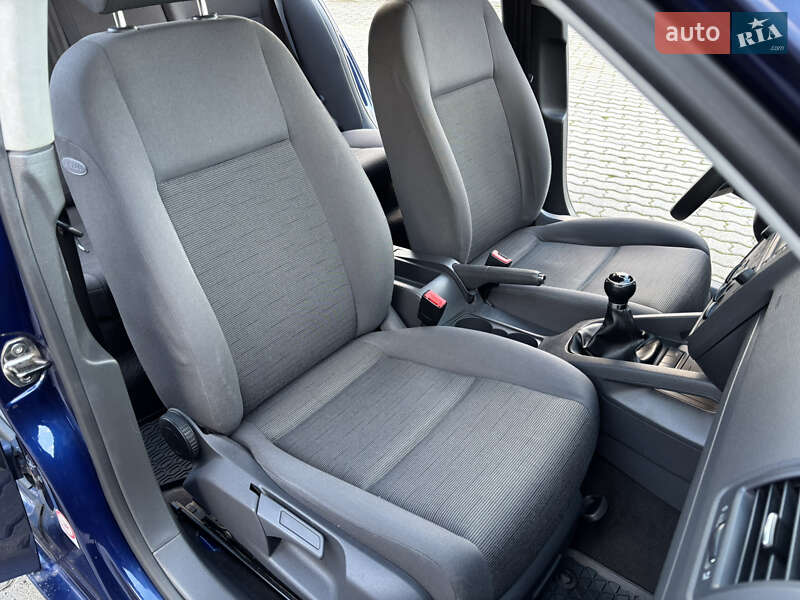 Хэтчбек Volkswagen Golf 2004 в Могилев-Подольске