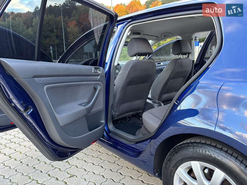 Хэтчбек Volkswagen Golf 2004 в Могилев-Подольске