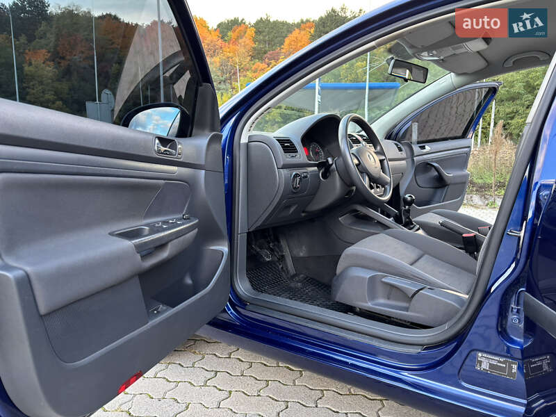 Хэтчбек Volkswagen Golf 2004 в Могилев-Подольске