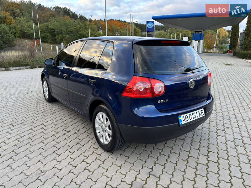 Хэтчбек Volkswagen Golf 2004 в Могилев-Подольске