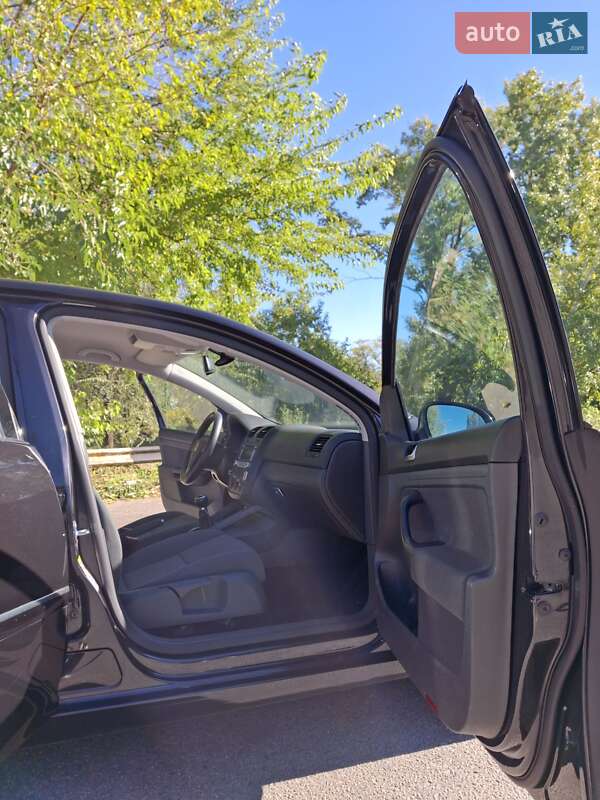 Хэтчбек Volkswagen Golf 2008 в Днепре