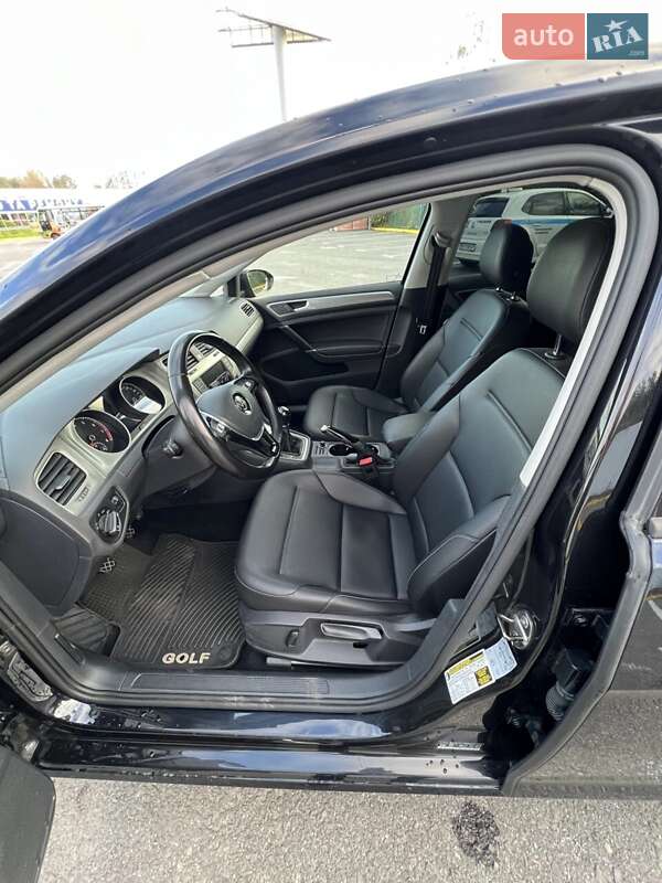 Хэтчбек Volkswagen Golf 2017 в Ужгороде