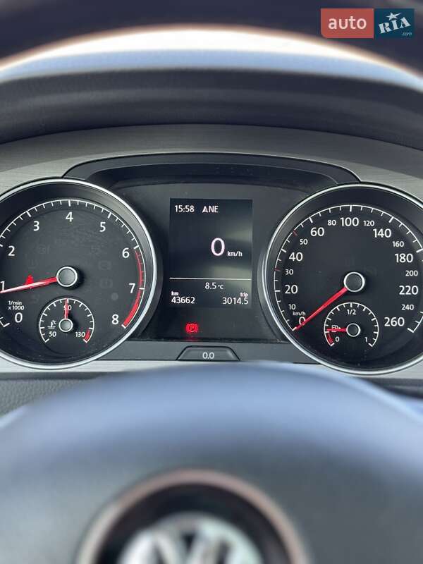 Хэтчбек Volkswagen Golf 2017 в Ужгороде