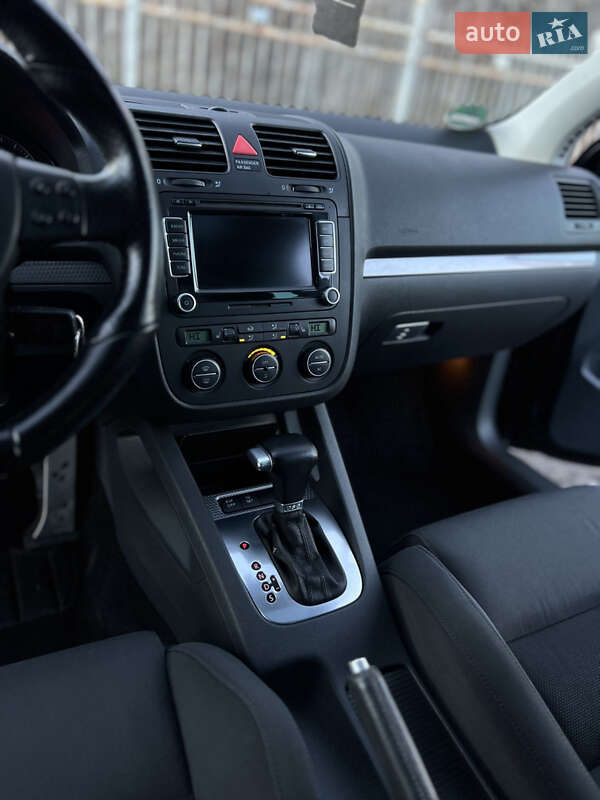 Хетчбек Volkswagen Golf 2008 в Рівному