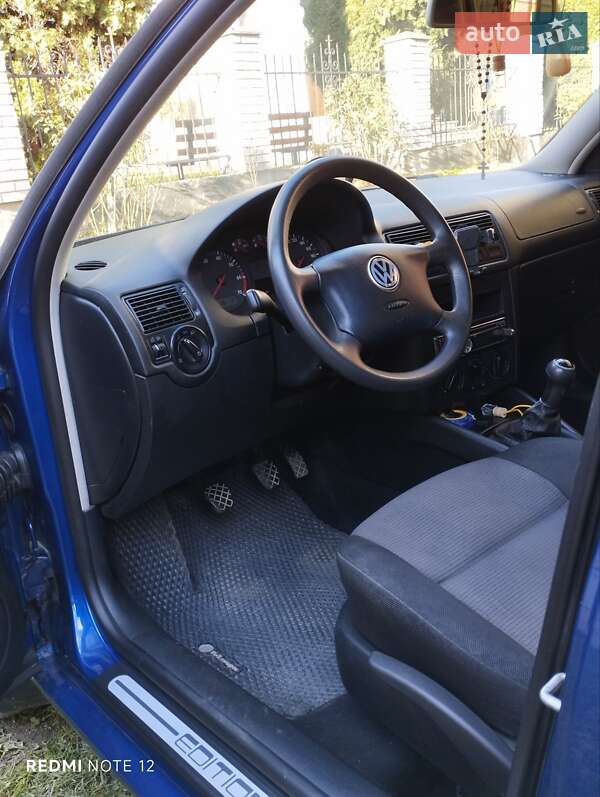 Хэтчбек Volkswagen Golf 2001 в Кутах