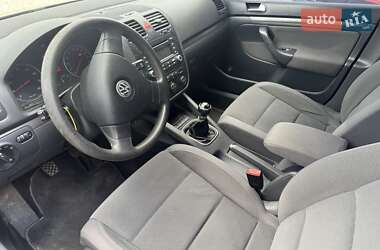Хэтчбек Volkswagen Golf 2005 в  фото 5 Хэтчбек Volkswagen Golf 2005 в