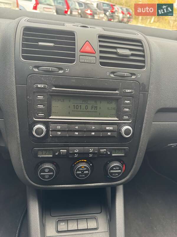 Хетчбек Volkswagen Golf 2005 в Стрию