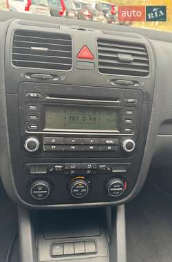 Хэтчбек Volkswagen Golf 2005 в  фото 6 Хэтчбек Volkswagen Golf 2005 в