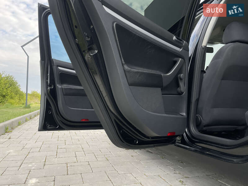 Хетчбек Volkswagen Golf 2008 в Рівному