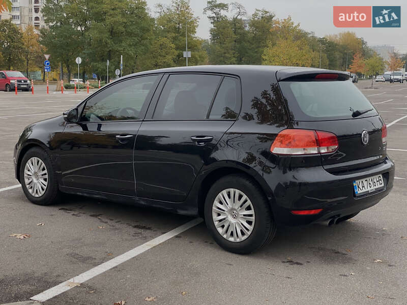 Хэтчбек Volkswagen Golf 2010 в Киеве