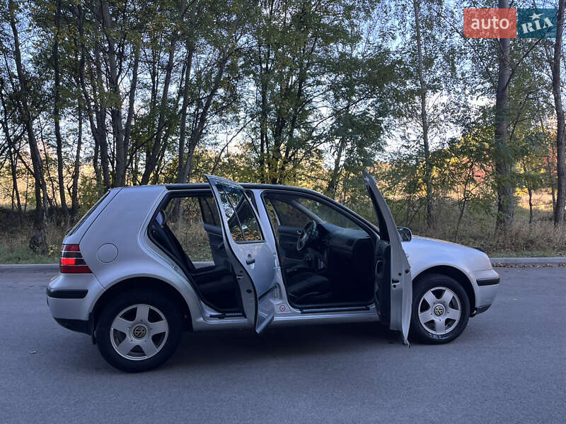 Хетчбек Volkswagen Golf 2001 в Чернігові