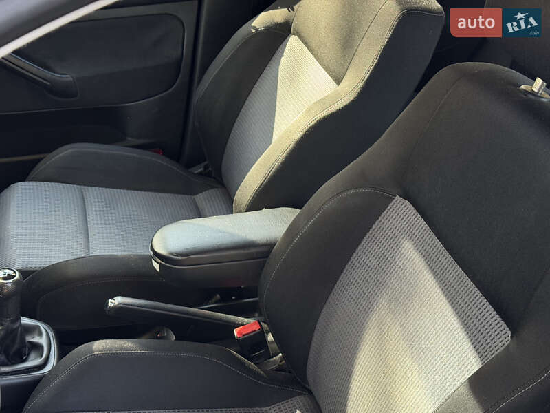 Універсал Volkswagen Golf 2005 в Дрогобичі