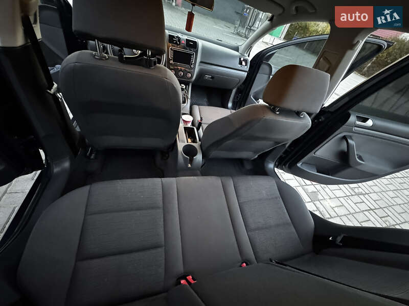 Хэтчбек Volkswagen Golf 2005 в Сторожинце