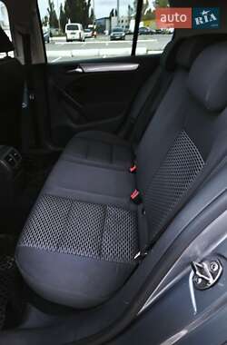 Хэтчбек Volkswagen Golf 2010 в 