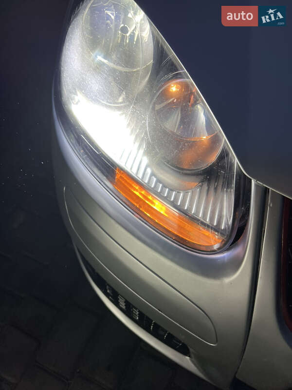 Хетчбек Volkswagen Golf 2004 в Дніпрі