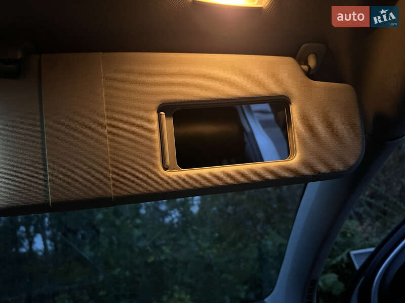 Хетчбек Volkswagen Golf 2004 в Дніпрі