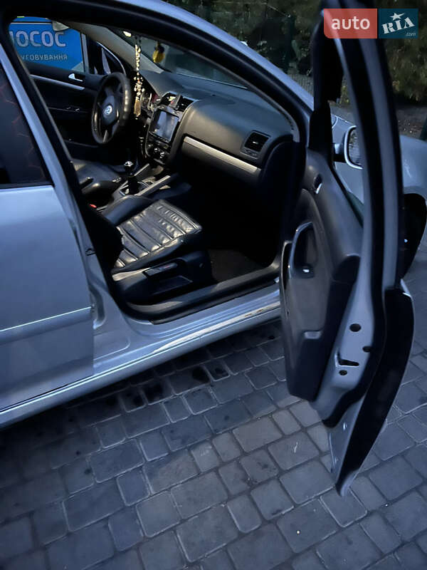 Хетчбек Volkswagen Golf 2004 в Дніпрі