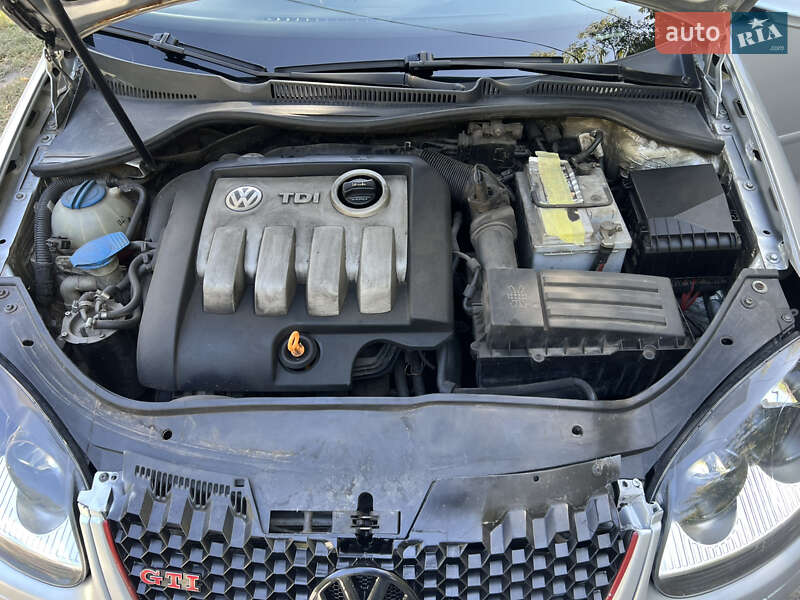 Хетчбек Volkswagen Golf 2004 в Дніпрі