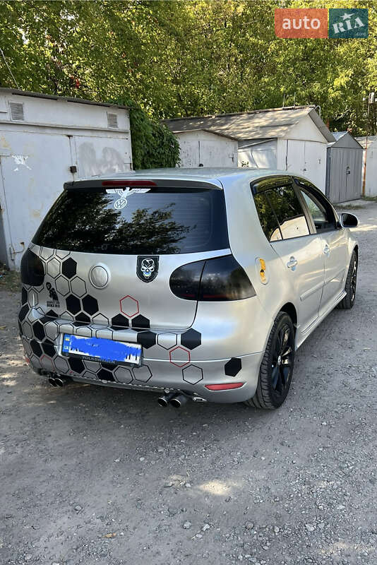 Хетчбек Volkswagen Golf 2004 в Дніпрі