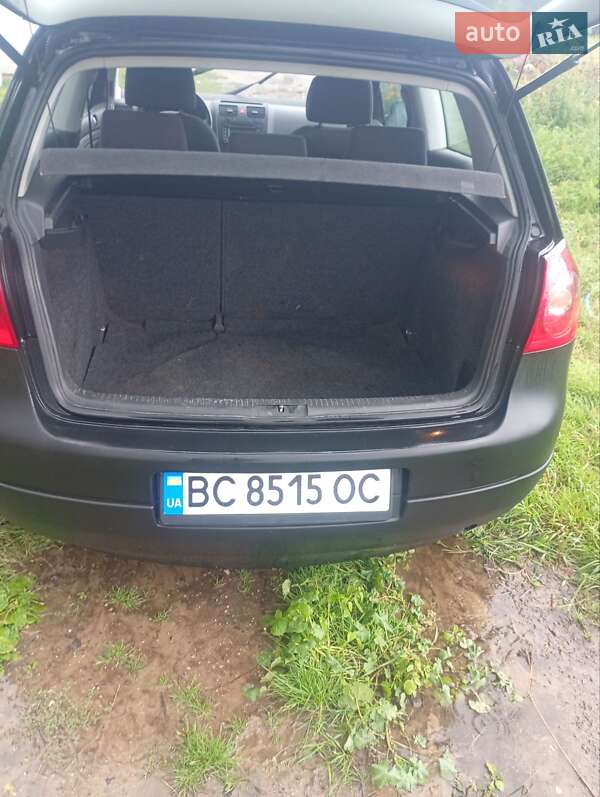 Хетчбек Volkswagen Golf 2004 в Яворові