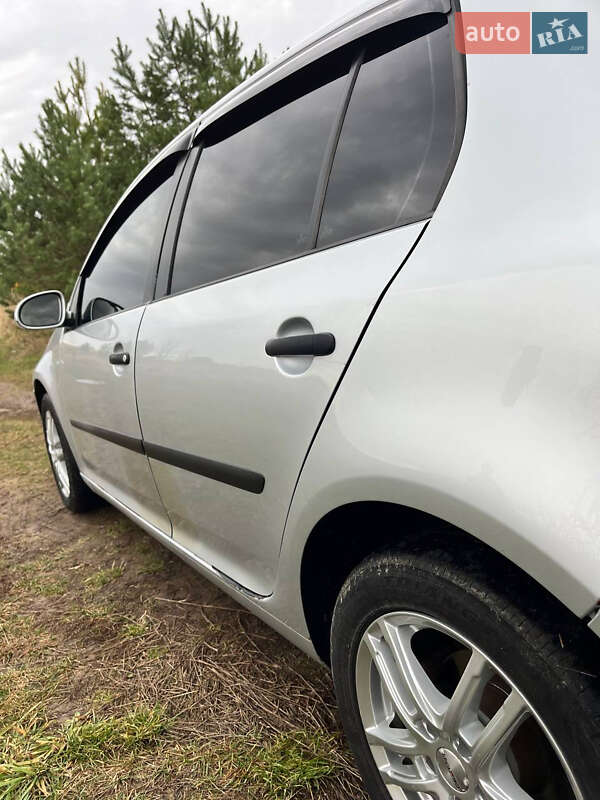 Хэтчбек Volkswagen Golf 2004 в Нежине