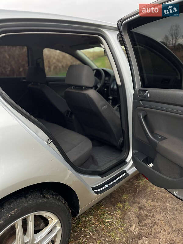 Хэтчбек Volkswagen Golf 2004 в Нежине