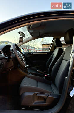 Хэтчбек Volkswagen Golf 2010 в 