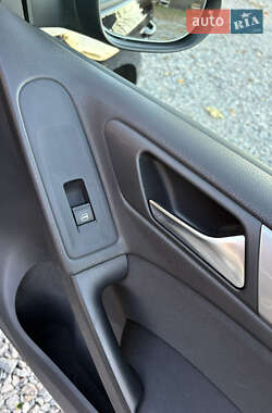 Хэтчбек Volkswagen Golf 2010 в 