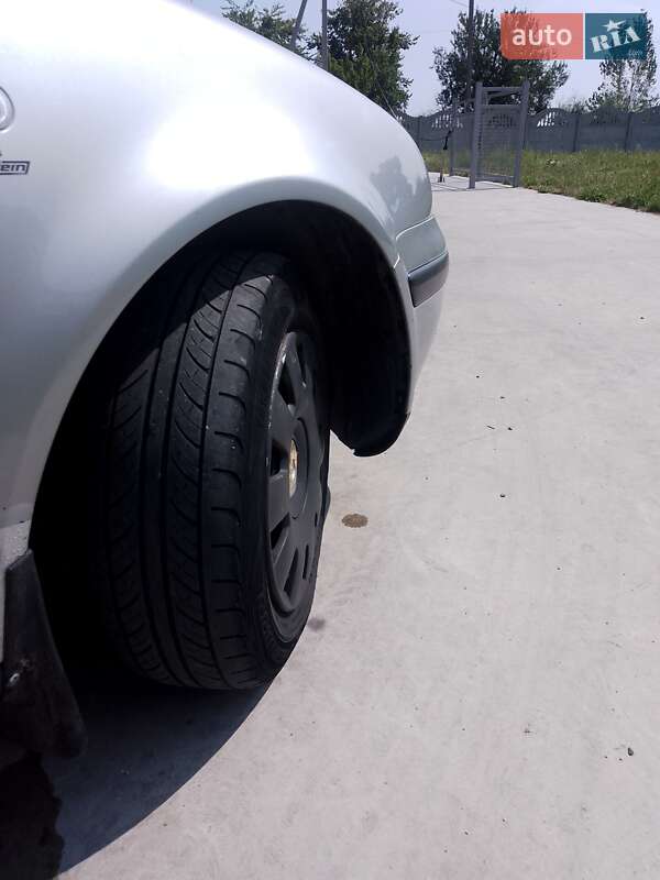 Універсал Volkswagen Golf 2003 в Дубровиці