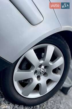 Универсал Volkswagen Golf 2004 в  фото 2 Универсал Volkswagen Golf 2004 в