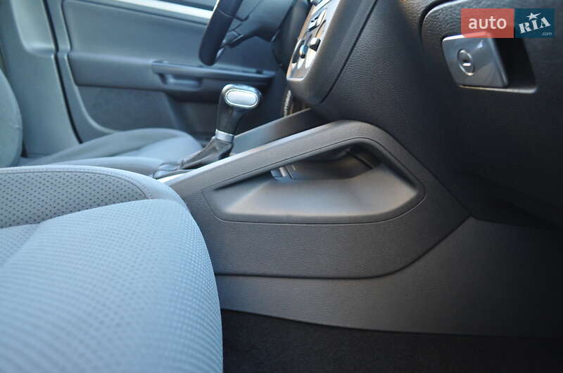 Хэтчбек Volkswagen Golf 2009 в Киеве