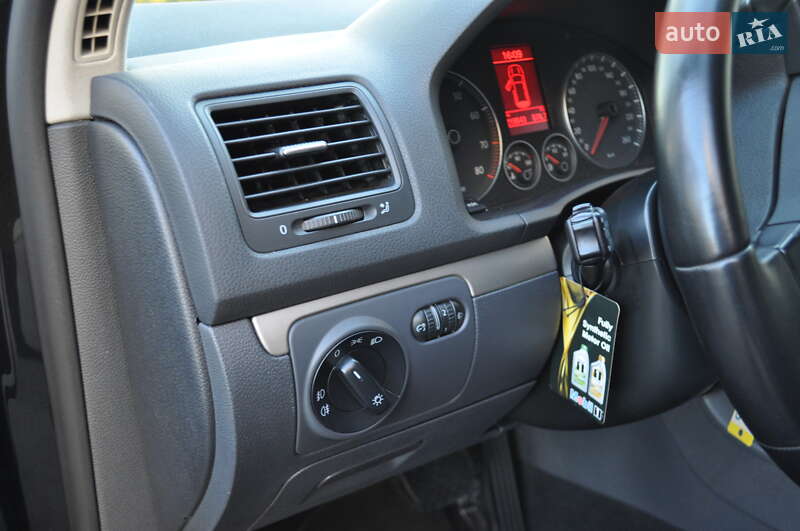 Хэтчбек Volkswagen Golf 2009 в Киеве