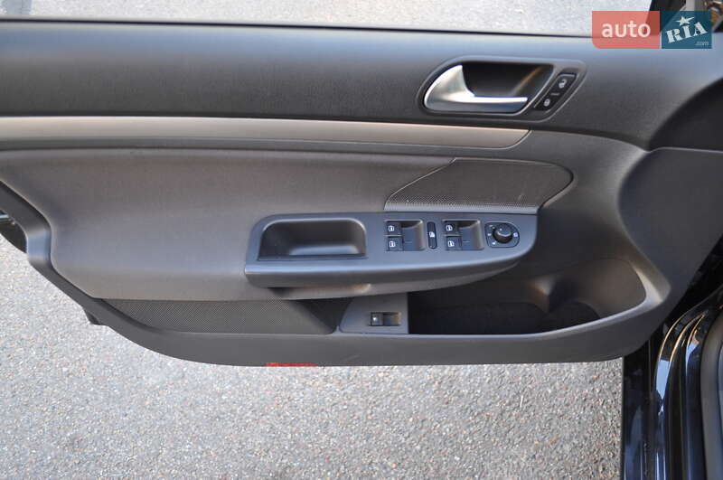 Хэтчбек Volkswagen Golf 2009 в Киеве