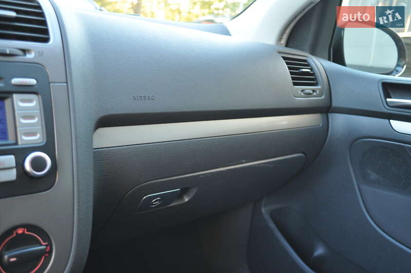 Хэтчбек Volkswagen Golf 2009 в Киеве