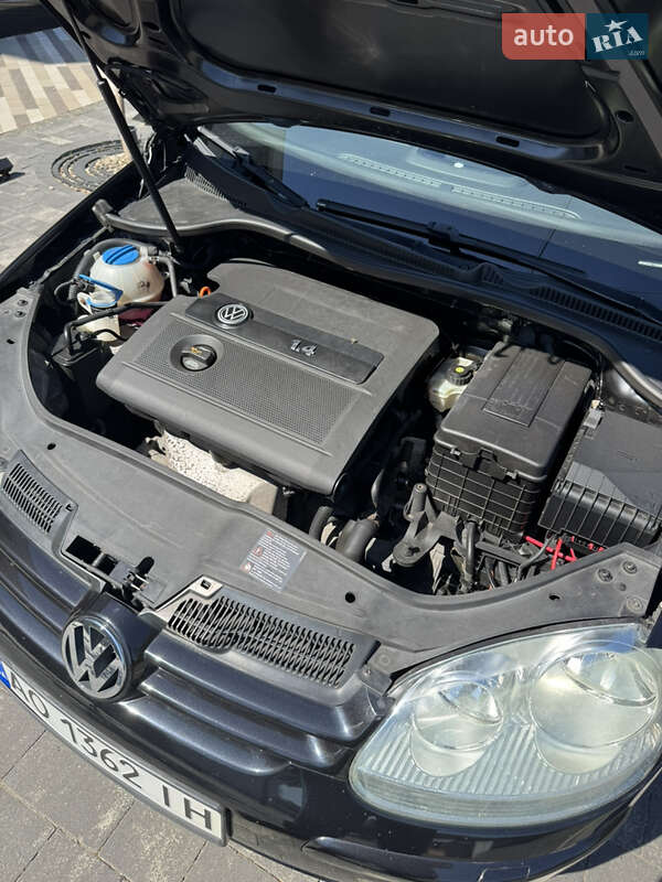 Хэтчбек Volkswagen Golf 2006 в Ужгороде