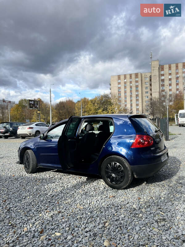 Хетчбек Volkswagen Golf 2008 в Чернівцях