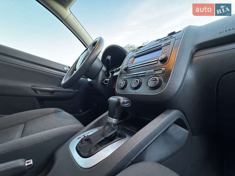 Хетчбек Volkswagen Golf 2005 в Тернополі