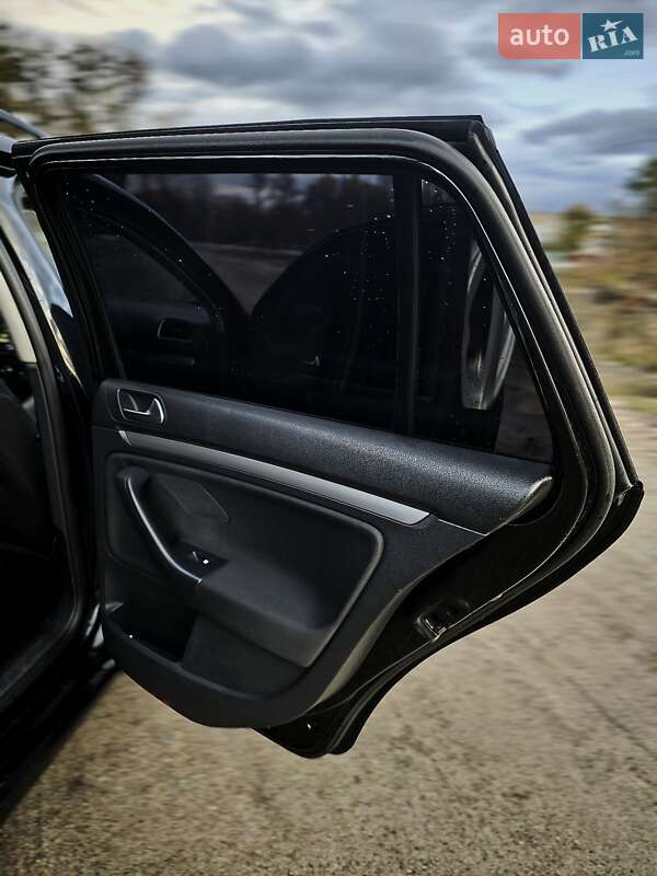 Универсал Volkswagen Golf 2011 в Вишневом