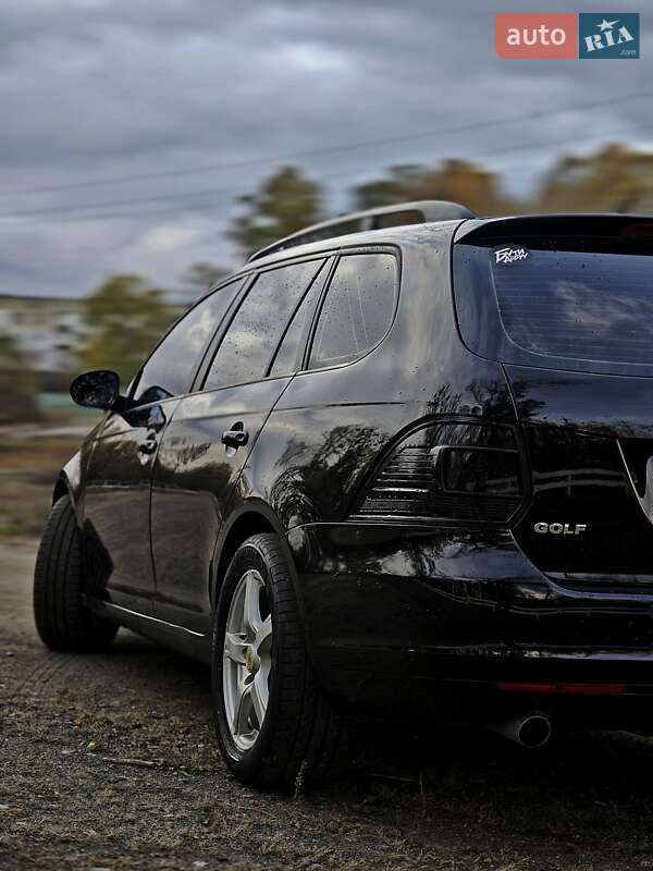 Универсал Volkswagen Golf 2011 в Вишневом