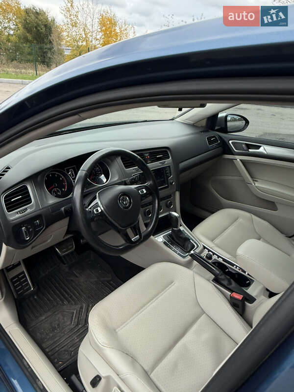 Хетчбек Volkswagen Golf 2017 в Дніпрі