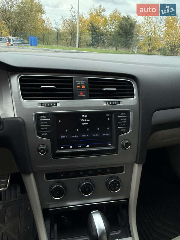 Хетчбек Volkswagen Golf 2017 в Дніпрі