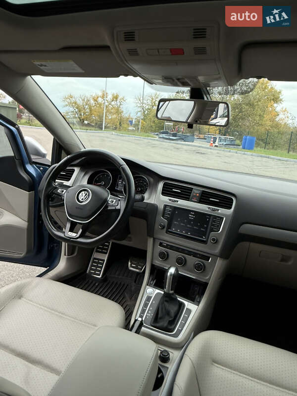 Хетчбек Volkswagen Golf 2017 в Дніпрі