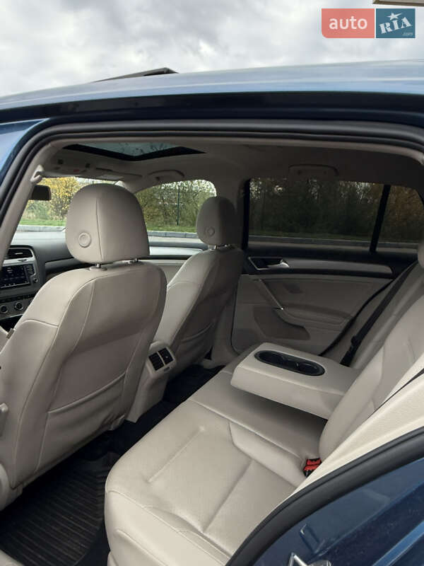 Хетчбек Volkswagen Golf 2017 в Дніпрі