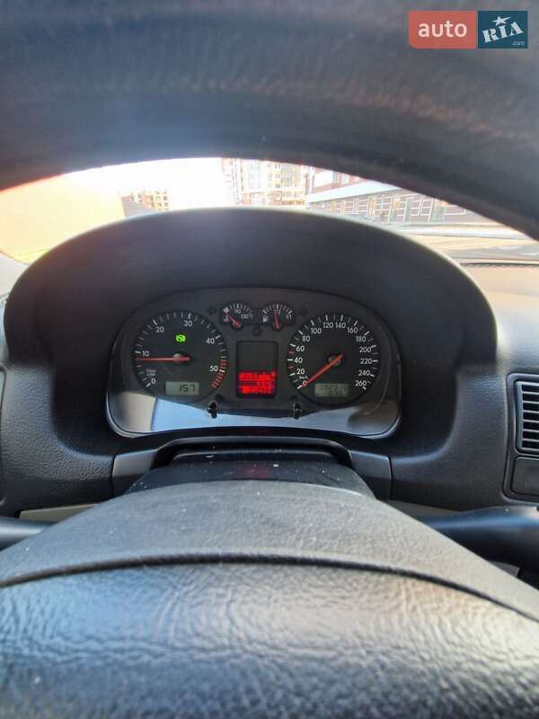 Хэтчбек Volkswagen Golf 2003 в Умани